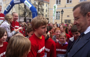 Laste heategevusliku teatejooksu start Tartu Raekoja platsil