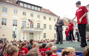 Laste heategevusliku teatejooksu start Tartu Raekoja platsil