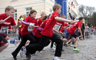 President Toomas Hendrik Ilves andis Tartu Raekoja platsil stardi laste heategevuslikule Teatejooksule