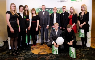President Toomas Hendrik Ilves koos ENTRUMi programmis osalenud noortega