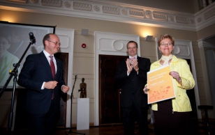 President Toomas Hendrik Ilves andis Angela Leppik’ule üle Aasta ettevõtlusõpetaja auhinna