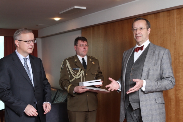 Kohtumisel Euroopa Komisjoni asepresidendi Olli Rehniga andis president Toomas Hendrik Ilves talle üle Maarjamaa Risti II klassi teenetemärgi