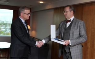 Kohtumisel Euroopa Komisjoni asepresidendi Olli Rehniga andis president Toomas Hendrik Ilves talle üle Maarjamaa Risti II klassi teenetemärgi