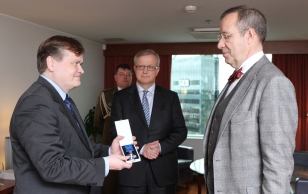 Kohtumisel Euroopa Komisjoni kõrge ametniku Timo Pesoneniga andis president Toomas Hendrik Ilves talle üle Maarjamaa Risti IV klassi teenetemärgi