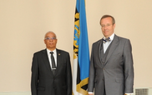 Namiibia Vabariigi suursaadik Daniel Rudolph Smith ja president Toomas Hendrik Ilves