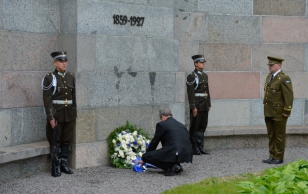 President Toomas Hendrik Ilves ja Evelin Ilves asetasid pärjad Läti esimese presidendi Jānis Čakste ja tema abikaasa Justine Čakste hauale