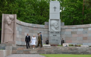 President Toomas Hendrik Ilves ja Evelin Ilves asetasid pärjad Läti esimese presidendi Jānis Čakste ja tema abikaasa Justine Čakste hauale