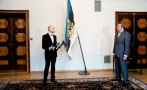 Noore kultuuritegelase preemia laureaat ehtekunstnik Tanel Veenre ja president Toomas Hendrik Ilves