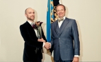 Noore kultuuritegelase preemia laureaat ehtekunstnik Tanel Veenre ja president Toomas Hendrik Ilves