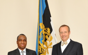 Lõuna-Aafrika Vabariigi suursaadik Cleopus Phaswana Moloto ja president Toomas Hendrik Ilves