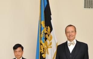Laose Demokraatliku Rahvavabariigi suursaadik Khamvone Phanouvong ja president Toomas Hendrik Ilves