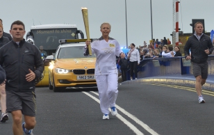 Evelin Ilves olümpiatõrvikut kandmas