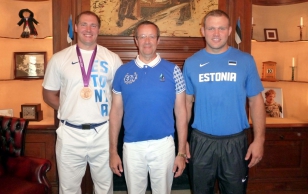 President Toomas Hendrik Ilves koos Londoni olümpiamängudel medalikohale jõudnud Gerd Kanteri ja Heiki Nabiga