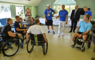 President Toomas Hendrik Ilves ja olümpiavõitja Gerd Kanter kohtusid Briti armee Headley Court'i taastusravikeskuses ravil viibiva kuue Afganistanis raskelt vigastada saanud Eesti kaitseväelasega