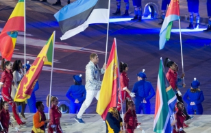 Londoni olümpiamängude lõputseremoonia. Eesti lippu kannab hõbemedali võitnud Heiki Nabi