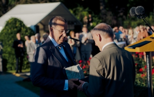 Tänavuse iseseisvuse taastamise tänukivi andis president Toomas Hendrik Ilves Eesti Muinsuskaitse Seltsi esimesele esimehele Trivimi Vellistele