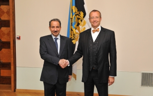 Omaani Sultaniriigi suursaadik Abdul Aziz Abdullah Zahir Al-Hinai ja president Toomas Hendrik Ilves