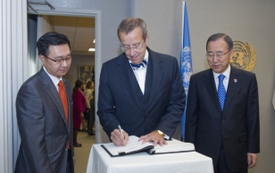 Secretary-General Ban Ki-moon (right) met with Toomas Hendrik Ilves (centre), President of the Republic of Estonia. At left is Yeocheol Yoon, UN Chief of Protocol.