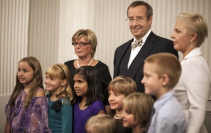 The New York Consulate General of the Republic of Estonia and the Estonian Educational Society in New York organised a reception in the New York Estonian House, to which President Ilves, Evelin Ilves and the local Estonian community were invited.
