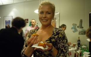 Evelin Ilves Eesti saatkonna väljapaneku juures Washingtonis, Prantsuse kultuurikeskuses Euroopa Liidu liikmesriikide toite tutvustaval üritusel ''Euronight''