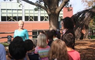 Evelin Ilves külastamas Stoddert’i algkooli aeda