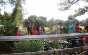 Evelin Ilves külastamas Stoddert’i algkooli aeda