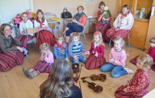 Kihnu viiulifestivali õpituba kõige noorematele