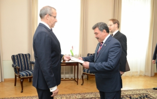 President Toomas Hendrik Ilves ja Tadžikistani Vabariigi suursaadik Kozidavlat Koimdodov