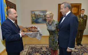 Eesti Leivaliidu president Uno Kaldmäe, Evelin Ilves ja president Toomas Hendrik Ilves