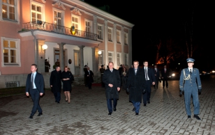 Presidentide jalutuskäik läbi Kadrioru pargi Kumu poole, kus tähistati Läti iseseisvuspäeva.