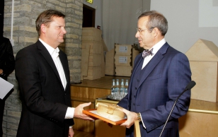 President Toomas Hendrik Ilves andis arhitekt Emil Urbel'ile üle auhinna ''Eesti Parim Puitehitis 2012''. Võitja projekteeris kodumaja Kukemõisa talus Järva-Jaanis.