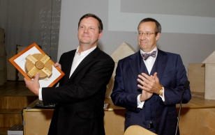 President Toomas Hendrik Ilves andis arhitekt Emil Urbel'ile üle auhinna ''Eesti Parim Puitehitis 2012''. Võitja projekteeris kodumaja Kukemõisa talus Järva-Jaanis.