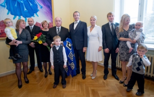 Eesti Naisliit andis üle Aasta isa tiitli, mille tänavu sai Ida-Tallinna keskhaigla juhatuse esimees ja onkoloog-kirurg Ralf Allikvee, kellel on kaks last ja neli lapselast.