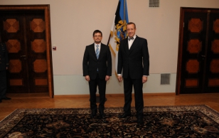 Leedu Vabariigi suursaadik Neilas Tankevičius ja president Toomas Hendrik Ilves