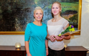 Evelin Ilves ja noore sportlase preemia laureaat, kergejõustiklane Reena Koll