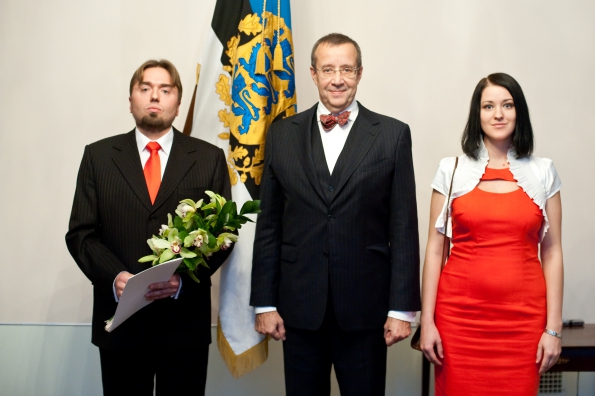 Noore teadlase preemia laureaat Jaak Kals, president Toomas Hendrik Ilves ja preemia laureaadi elukaaslane Kersti Luts