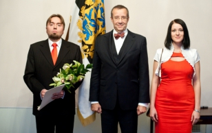 Noore teadlase preemia laureaat Jaak Kals, president Toomas Hendrik Ilves ja preemia laureaadi elukaaslane Kersti Luts