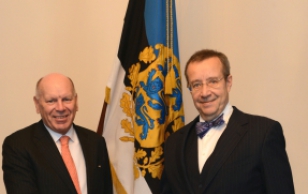 Madalmaade Kuningriigi suursaadik Jos Schellaars ja president Toomas Hendrik Ilves