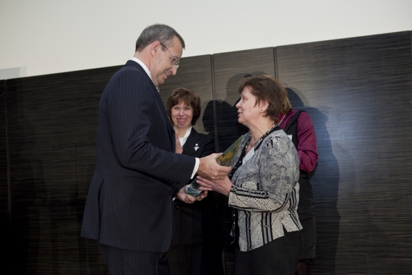 President Toomas Hendrik Ilves andmas auhinda Salme kooli direktorile Marika Pütsepale