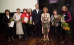 President Toomas Hendrik Ilves andmas auhinda Salme kooli direktorile Marika Pütsepale