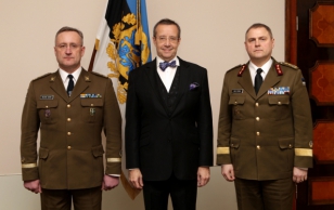 Kaitseväe peastaabi ülem, brigaadikindral Peeter Hoppe, president Toomas Hendrik Ilves ja kaitseväe juhataja, kindralmajor Riho Terras