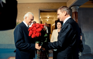 President Arnold Rüütlit õnnitleb tema 85. sünnipäeval peaminister Andrus Ansip