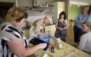 Põltsamaa SOS Lasteküla emad õppisid leivaküpsetamist