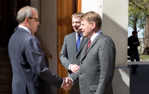 Kaubanduskoja esindajad Toomas Luman ja Mait Palts tervitavad president Toomas Hendrik Ilvest