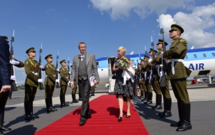 President Toomas Hendrik Ilvese ja Evelin Ilvese saabumine Vilniusesse