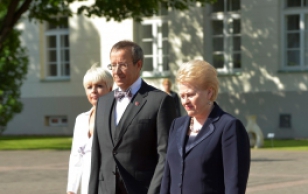 Ametlik vastuvõtutseremoonia. Evelin Ilves, president Toomas Hendrik Ilves ja Leedu president Dalia Grybauskaitė