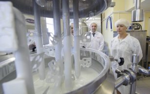 Evelin Ilves külastas Balti riikide üht suurimat ilutoodete tootjat Biok Laboratorija