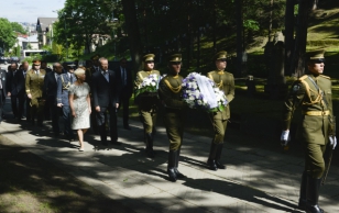 President Toomas Hendrik Ilves ja Evelin Ilves panid pärjad Antakalnise kalmistul 11. jaanuaril 1991 Vilniuse teletorni kaitsmisel hukkunutele ning Leedu presidendi ja peaministri Algirdas Brazauskase haudadele