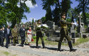 President Toomas Hendrik Ilves avaldas Rasose kalmistul austust Leedu rahvusliku ärkamise suurkujule ja Leedu 1918. aasta iseseisvusmanifesti ühele autorile Jonas Basanavičiusele