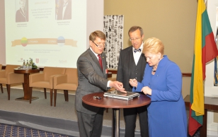 Presidendid Ilves ja Grybauskaité avasid sümboolselt Leedus peagi kasutusele tuleva elektroonilise piiriületussüsteemi, mille autoriks on Eesti ettevõte GoSwift ning mis töötab edukalt Eesti-Vene piiriületusel.